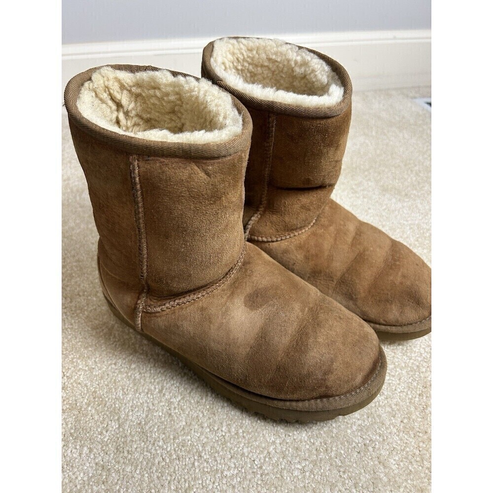 UGG Women's Classic Short Boot Size 9 - Chestnut Suede Exterior Sherpa Lining